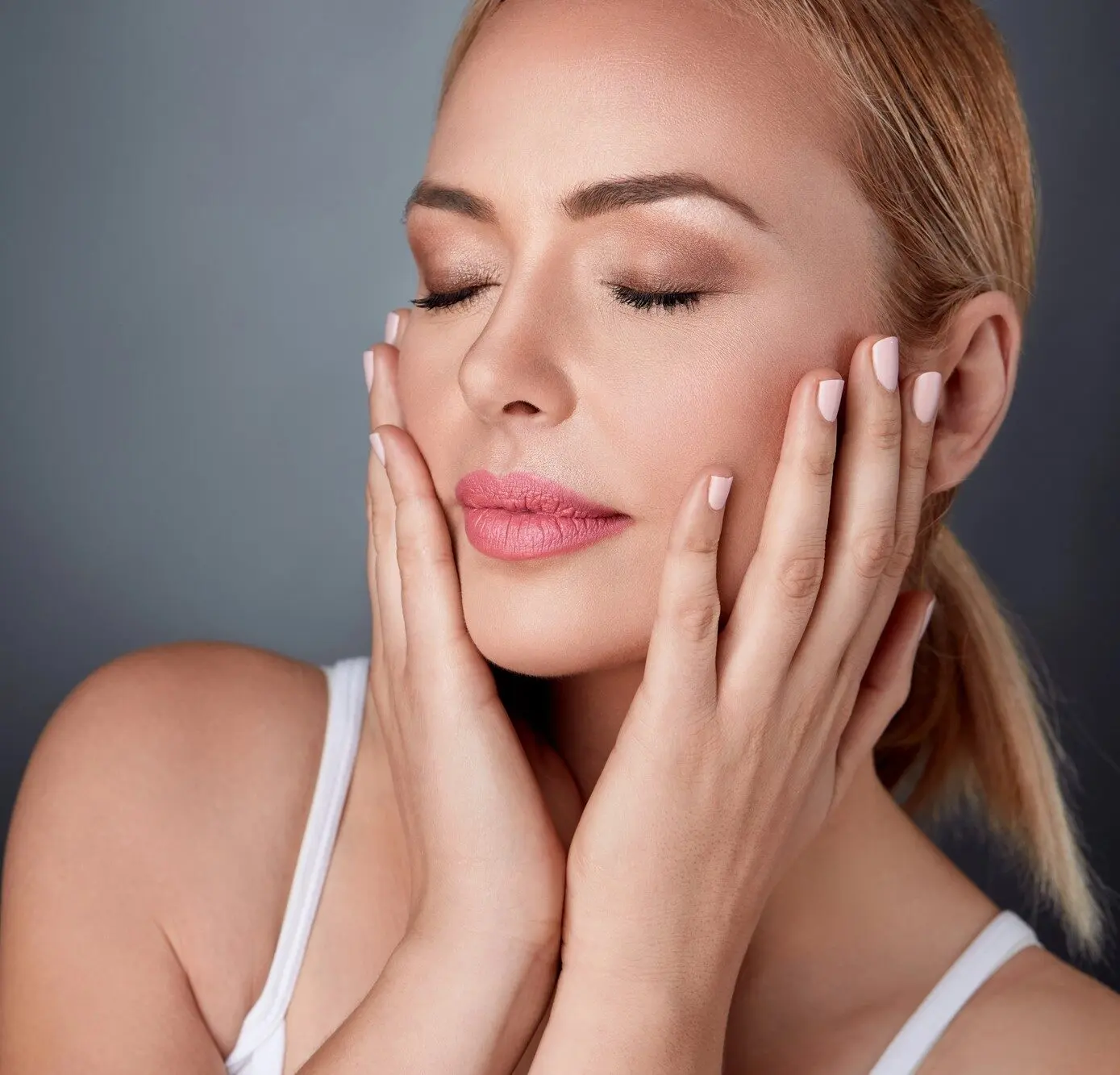 Anti Aging von Innen Facelifting Frau mit geschlossenen Augen, entspanntes Gesicht