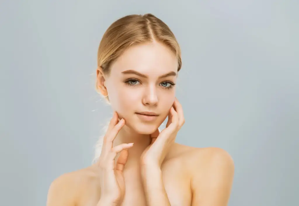 Frau mit heller Haut und blonden Haaren