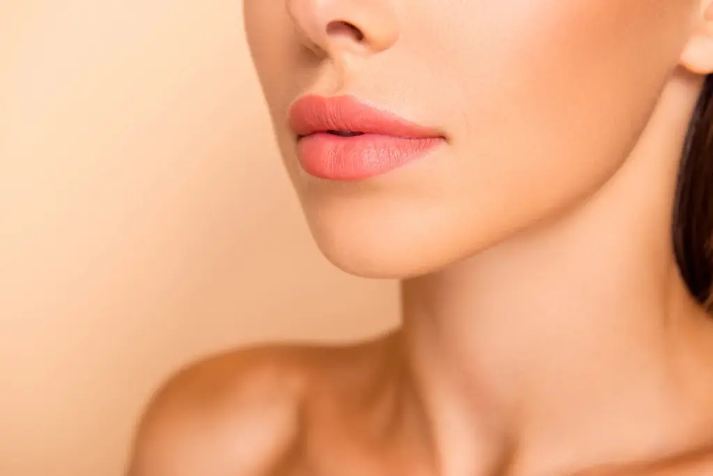 Nahaufnahme von Lippen und Kinn einer Frau