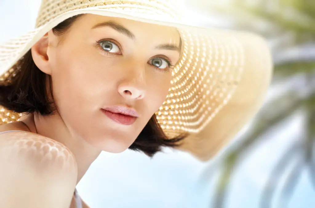 Frau mit Sonnenhut im Sommerlicht
