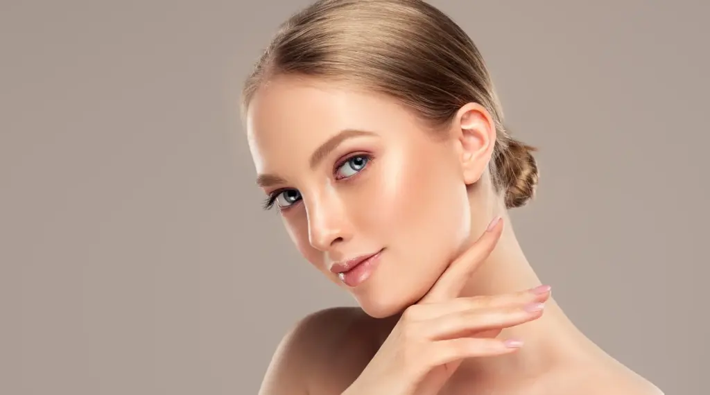 Frau mit elegantem Make-up, seitliches Porträt